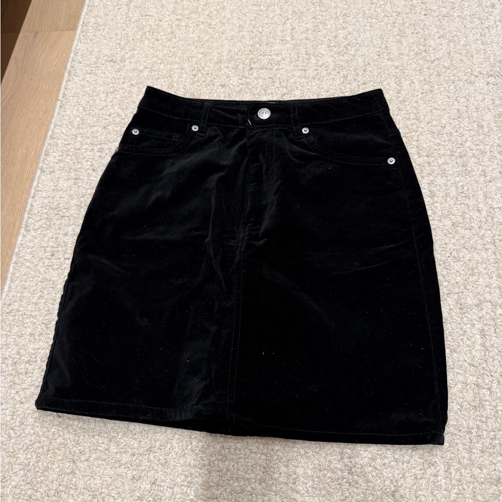 H&M Black Mini Skirt !!! Velvet!!!